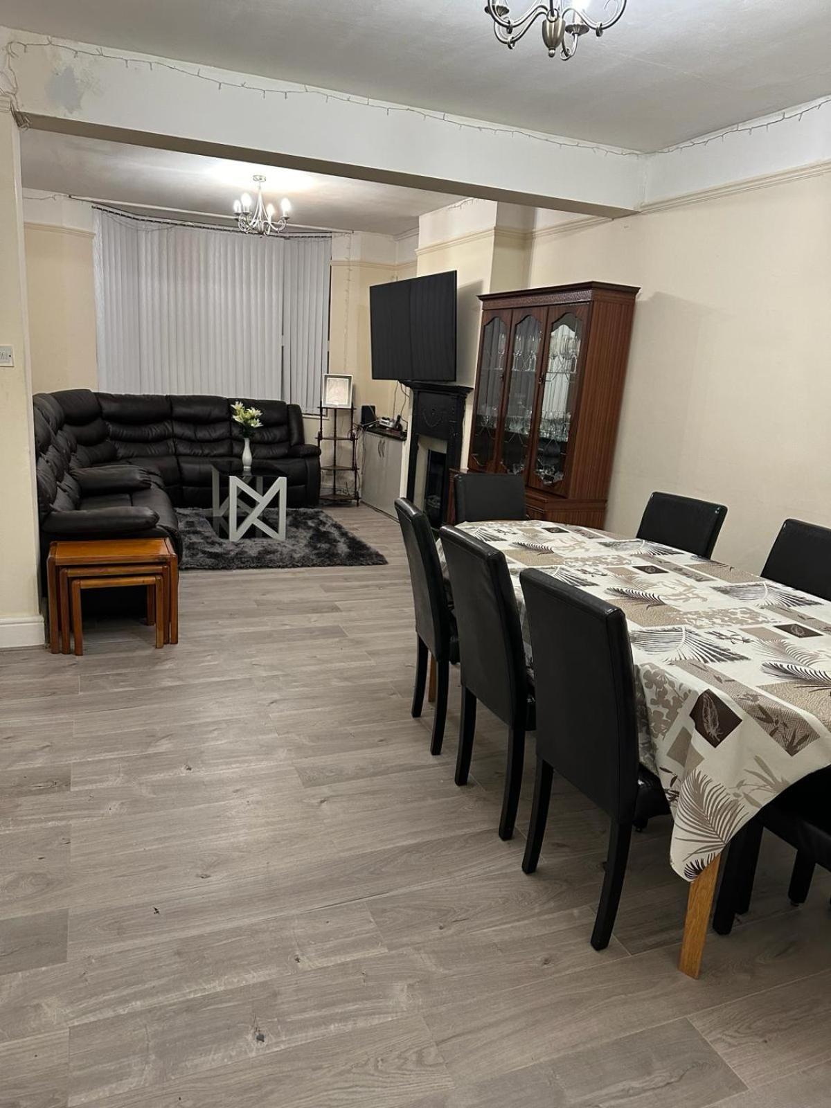 Elsaro Hotel Слау Екстериор снимка