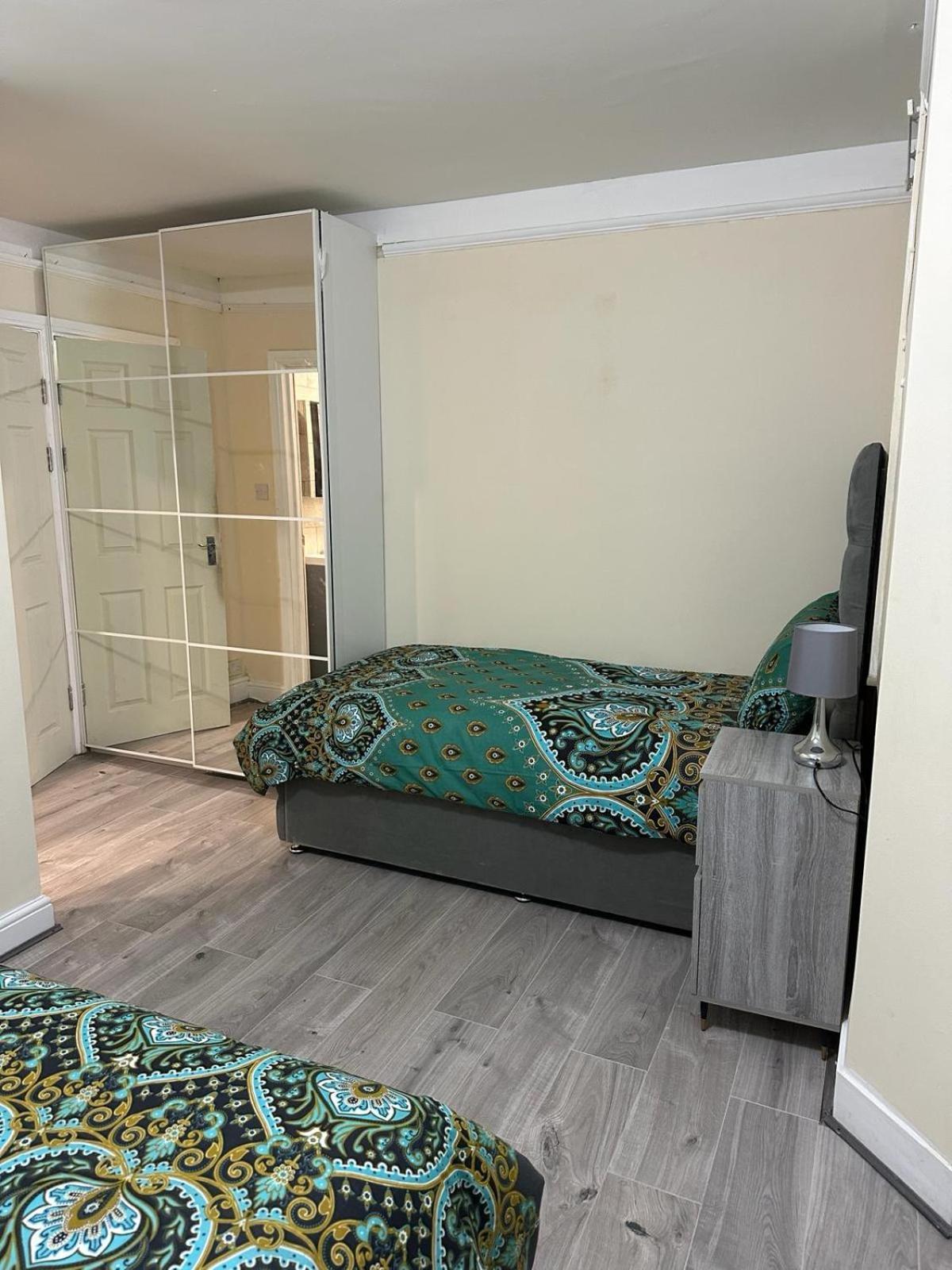 Elsaro Hotel Слау Екстериор снимка