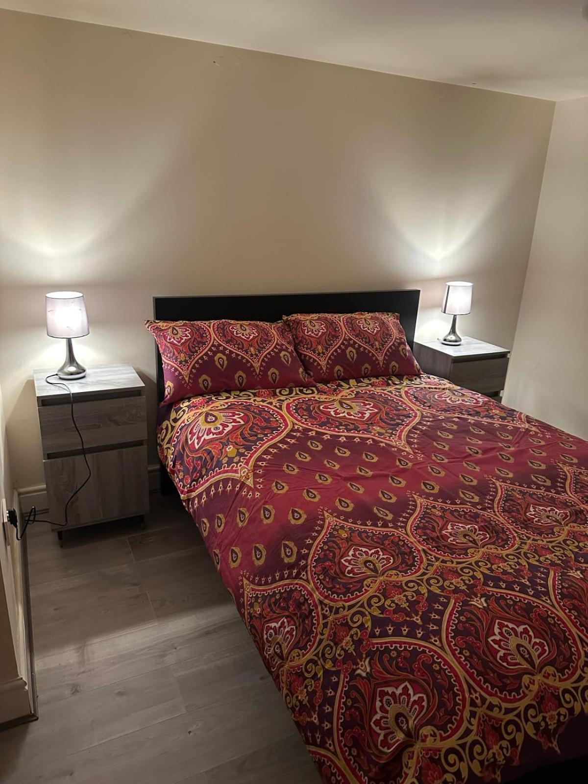 Elsaro Hotel Слау Екстериор снимка